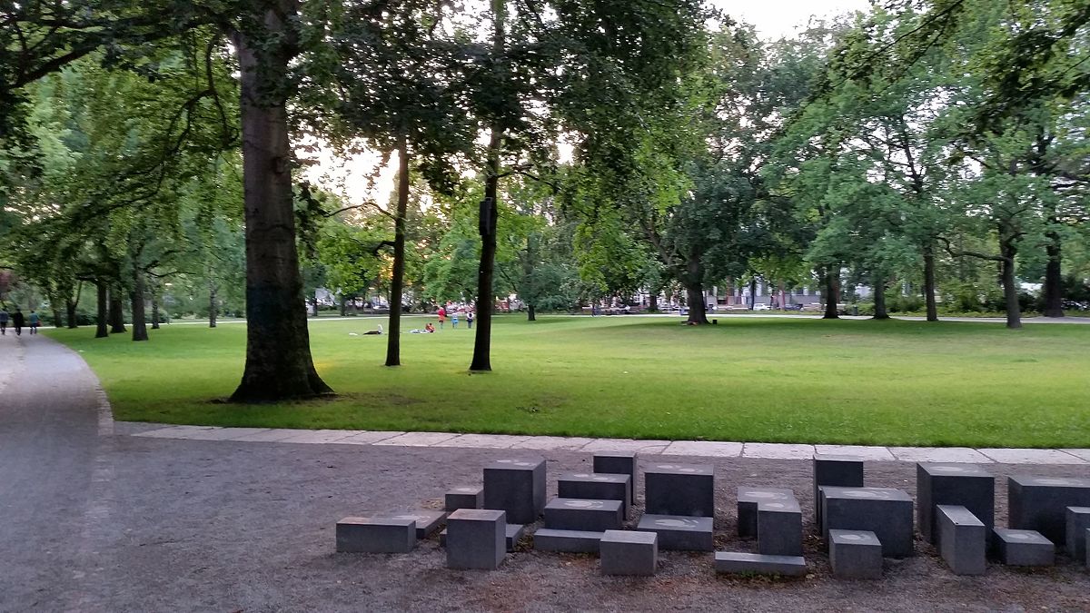 Stroll through Tiergarten Park