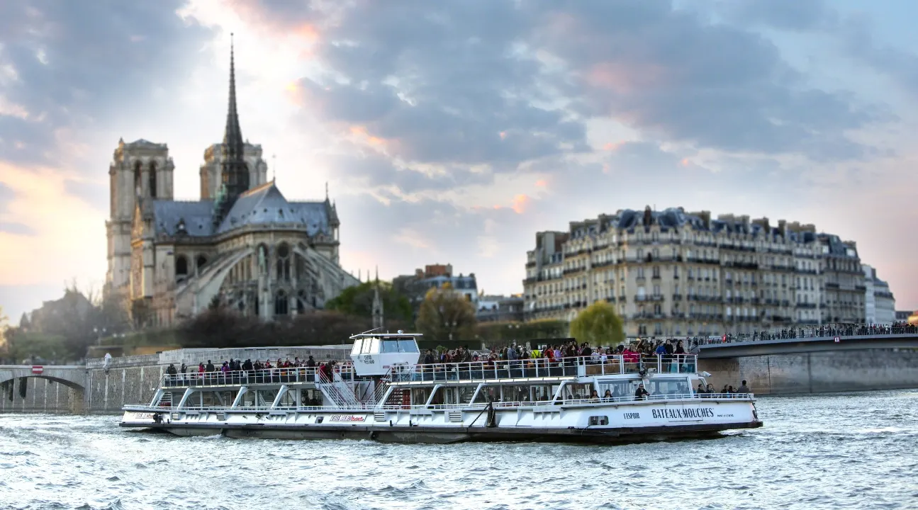 Cruise along the Seine