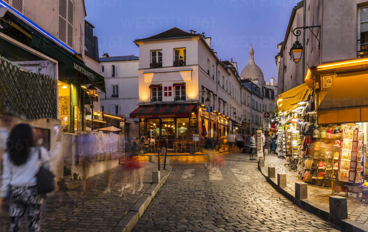 Stroll through Montmartre