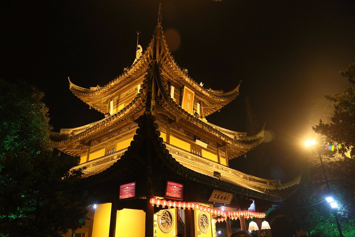 Visit the Longhua Temple